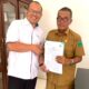 Kepala BPJS Ketenagakerjaan Cabang Padangsidimpuan, Eris Aprianto (kiri) dan Kadisnaker Paluta, Ihpan Siregar, S.Sos, MSi, tunjukkan Nota Kerjasama Pemkab Paluta dengan BPJS Ketenagakerjaan Padangsidimpuan, Selasa (7/5), Waspada/ist