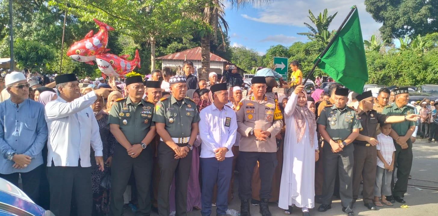 Waki Bupati Madina Atika Azmi Utammi melepas Keberangkatan para calon jamaah haji dari mesjid Agung Nur Ala Nur Panyabungan menuju Asrama Haji Medan. Waspada/Ali Anhar Harahap