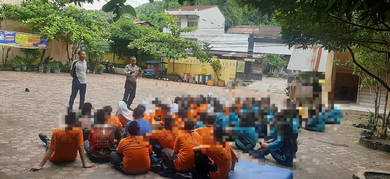 Polres Sibolga sosialisasikan anti kekerasan dan asusila kepada anak, Selasa (7/5). Waspada/ist