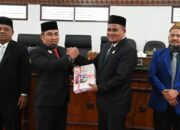 Pj Bupati Aceh Besar, Muhammad Iswanto menyerahkan Laporan Pertanggungjawaban (LPJ) Tahun 2023 kepada Wakil Ketua DPRK Aceh Besar, Zulfikar Aziz di gedung DPRK Aceh Besar, di Gedung DPRK Aceh Besar, Kota Jantho, Senin (13/5). (Waspada/Ist)
