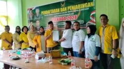 Hannan dan tim perwakilan Irsan, terima formulir pendaftaran balon Wali Kota dari Ketua Tim Penjaringan Ahmad Sukia disaksikan Ketua DPC PBB Parsaulian Lubis. (Waspada/Ist