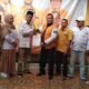 Ketua Tim Pendaftaran dan Penjaringan Balon Wali Kota dan Wakil Wali Kota DPC Partai Hanura Padangsidimpuan, Suwandi Sahputra Harahap (4 kanan) menyerahkan formulir pendaftaran Balon Walikota Padangsidimpuan kepada Sekretaris DPC Partai Gerindra Padangsidimpuan, Ashari Harahap, Selasa, (14/5). Waspada/Mohot Lubis.