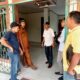 Sejumlah warga melabrak pejabat Dinas Inspektorat Kab. Aceh Utara yang dianggap belum merespon laporan warga yang mendesak dilakukannya audit Anggaran Dana Desa Paloh Lada yang diduga sarat penyimpangan, Selasa (14/5). Waspada/Zainuddin Abdullah