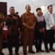 Ketua KPU M. Isman Hutabarat (enam kiri) pose bersama Ketua Bawaslu Nanang Wahyudi Harahap (tujuh kiri) dan lainnya usai sosialiasi tahapan dan jadwal pemilihan wali kota dan wakil wali kota serta penyerahan dokumen syarat dukungan minimal pemilih bakal calon perseorangan dalam Pilkada Pematangsiantar 2024, di lantai lima Sapadia Hotel, Jl. Diponegoro, Selasa (7/5).(Waspada-Edoard Sinaga).