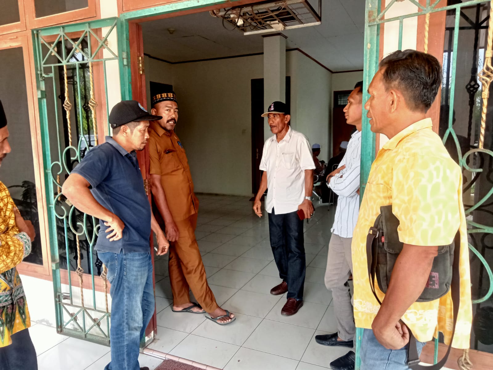 Sejumlah warga melabrak pejabat Dinas Inspektorat Kab. Aceh Utara yang dianggap belum merespon laporan warga yang mendesak dilakukannya audit Anggaran Dana Desa Paloh Lada yang diduga sarat penyimpangan, Selasa (14/5). Waspada/Zainuddin Abdullah