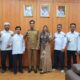 Pj. Wali Kota Langsa, Syaridin, saat berfoto bersama dengan Ketua PMI Kota Langsa, Ir Sayid Abdurrahman dan pengurus lainya, di Kantor Wali Kota Langsa, Selasa (14/5). Waspada/Rapian.
