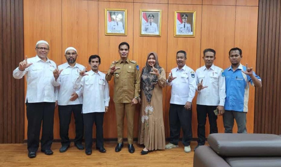 Pj. Wali Kota Langsa, Syaridin, saat berfoto bersama dengan Ketua PMI Kota Langsa, Ir Sayid Abdurrahman dan pengurus lainya, di Kantor Wali Kota Langsa, Selasa (14/5). Waspada/Rapian.
