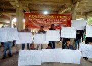 Ketika Warga Gampong Punti Kec. Syamtalira Bayu Kab. Aceh Utara unjuk rasa dan memprotes dugaan penyelewengan dana desa oleh Geusyik Safriani. Waspada/Zainuddin. Abdullah