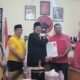 Irsan Efendi Nasution serahkan formulir pendaftaran Balon Wali Kota Sidimpuan ke Ketua Tim Penjaringan PDIP Tigor Parulian Siregar. (Waspada/Sukri Falah Harahap)