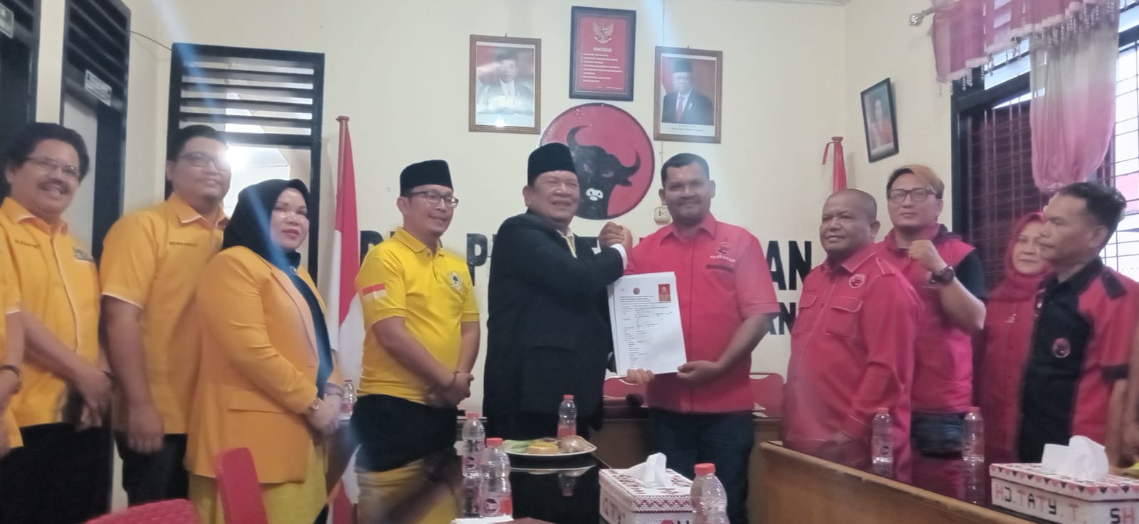 Irsan Efendi Nasution serahkan formulir pendaftaran Balon Wali Kota Sidimpuan ke Ketua Tim Penjaringan PDIP Tigor Parulian Siregar. (Waspada/Sukri Falah Harahap)