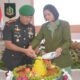 Dalam acara sederhana, Danrem 022/PT Kolonel Inf Tagor Rio Pasaribu didampingi Ketua Persit Kartika Chandra Kirana Koorcab Rem 022 PD I/BB, memotong tumpeng HUT ke 78 Persit KCK di aula Pantai Timur Korem 022/PT Jalan Asahan Km. 3,5 Nagori Siantar Estate Kec. Siantar, Kab. Simalungun, Selasa (14/05).(Waspada/ist).