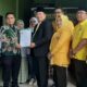 Irsan Efendi Nasution serahkan formulir pendaftaran bakal calon Wali Kota kepada Ketua DPC PBB Parsaulian Lubis. (Waspada/Sukri Falah Harahap)
