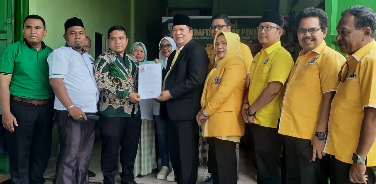 Irsan Efendi Nasution serahkan formulir pendaftaran bakal calon Wali Kota kepada Ketua DPC PBB Parsaulian Lubis. (Waspada/Sukri Falah Harahap)