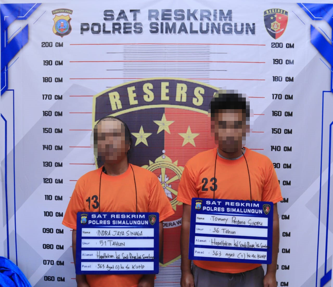 Kedua pelaku saat diamankan di Mako Polres Simalungun.(Waspada/ist).