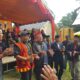 AFFAN Alfian Bintang, SE (tiga kiri) berbaur dengan masyarakat dalam iringan musik Pakpak. (Waspada/Khairul Boangmanalu)