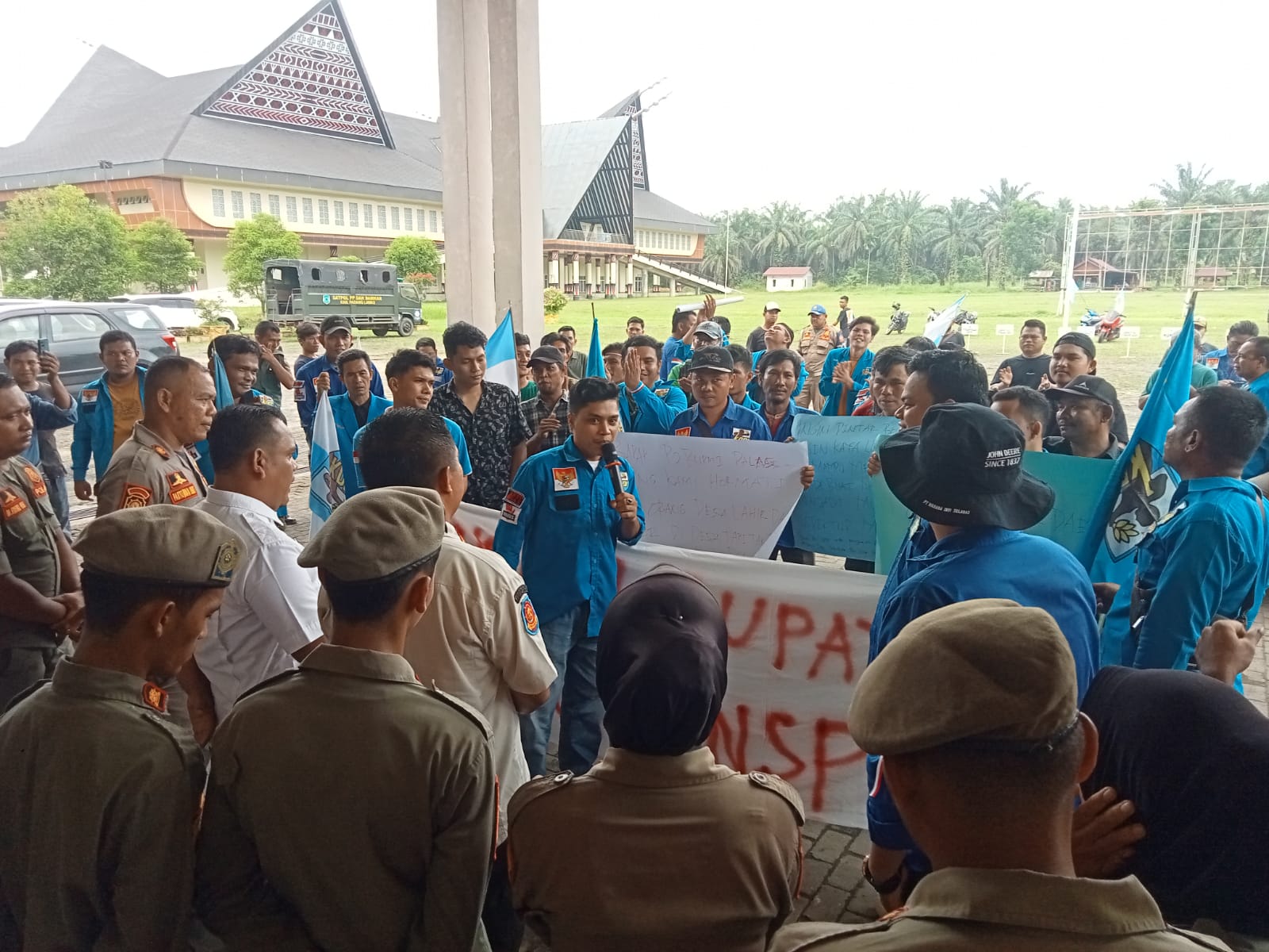 Keterangan Gambar: KNPI Palas minta Pj Bupati segera mencopot Inspektur Inspektorat Palas yang dinilai tidak mampu bekerja sesuai tupoksinya, di halaman SKPD Terpadu Sigala-gala, Rabu (15/5) (Waspada/Muhammad Satio)