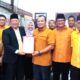 Irsan Efendi Nasution (3 kiri) menyerahkan berkas pendaftaran dirinya sebagai Balon Wali Kota Padangsidimpuan kepada Ketua Tim Pendaftaran dan Penjaringan Balon Wali Kota dan Wakil Wali Kota DPC Partai Hanura Padangsidimpuan, Suwandi Sahputra Harahap SE disaksikan Ketua DPC Hanura Padangsidimpuan H.Marataman Siregar, SH (3 kanan), Kamis (9/5). Waspada Mohot Lubis