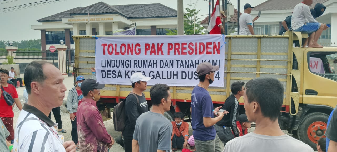 Massa dengan menggunakan truk melakukan aksi didepan kantor PN Seirampah. Waspada/Darmawan.
