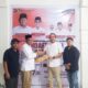 Ketua DPC Partai Gerindra Deliserdang Zakky Shahri saat mengembalikan berkas formulir Bacalon Bupati kepada Ketua Pencarian dan Pendaftaran Kustomo. (Waspada/Edward Limbong).