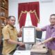 Dukungan Bupati Sergai H. Darma Wijaya atas rekor MURI terhadap tarian Liong terpanjang bersama tokoh lintas etnis Tionghoa Ade Chandra. Waspada/ist