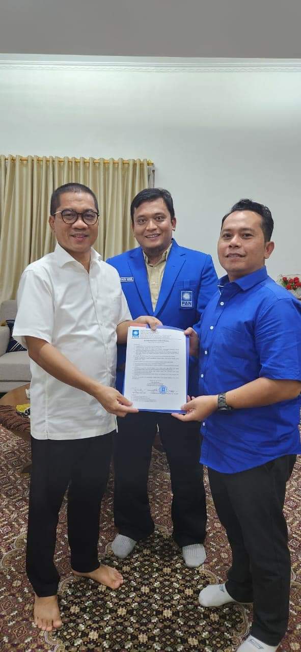 Putra Mahkota Alam Hasibuan, SE saat menerima SK rekomendasi PAN untuk Bakal Calon Bupati Padang Lawas Periode 2024-2029 pada pilkada 2024.(Waspada/Ist)