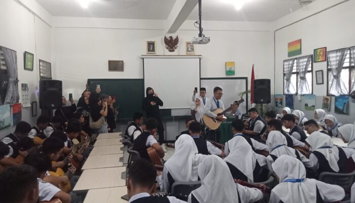 Terbang Langsung Dari Norwegia Alan Walker Kunjungi SMA Al Azhar Medan