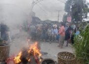 Tolak Eksekusi Lahan, Warga Pasar IV Helvetia Blokir Akses Jalan Dan Bakar Ban Bekas