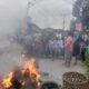 SEJUMLAH warga memblokir akses jalan masuk di Jl. Serbaguna Pasar IV Desa Helvetia Kecamatan Labuhandeli, Senin (13/5). Waspada/Andi Aria Tirtayasa