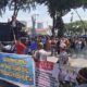 PERWAKILAN aksi Op Simanjuntak tampak berorasi ketika bersamna warga dari Komite Tani Menggugat (KTM) dan Himpunan Penggarap Pengusahaan Lahan Kosong Negara (HPPLKN) menggeruduk gedung DPRD Sumut, Jl Imam Bonjol No 5 Medan, Rabu (22/5). Waspada/Partono Budy