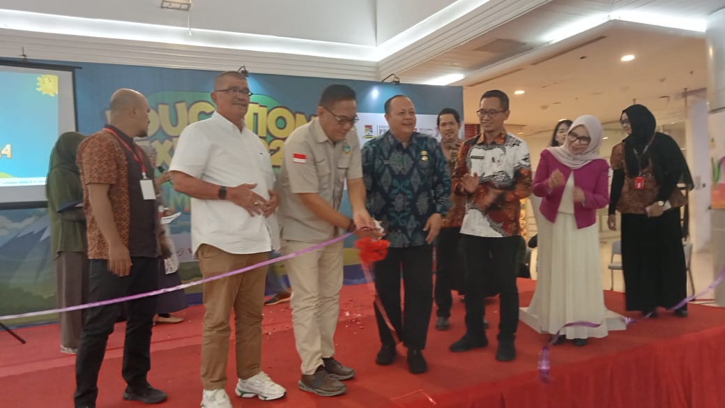 Perwakilan Kepala Dinas Pendidikan Sumatera Utara August Sinaga S.Pd STT MAP, didamping Perwakilan Dinas Pendidikan dan Kebudayaan Kota Medan Andi Yudistira S.Pd M.Pd, Kasi Pembinaan SMA Provinsi Wilayah 1 Yoyon Haryono, Ketua Yayasan Kreasi Edulab Indonesia H. Zulhanuddin SH MAP, Pembina Yayasan drg Hj. Lilik Rosdewati M.Kes, Sekertaris Yayasan Kreasi Edulab Indonesia Deden Sahid S.Pd MM, para kepala sekolah di lingkungan Edu Globak School Medan memotong pita pertada dibukanya kegiatan Education Expo 2004 Edu Global School, Jumat (17/5). Waspada/Erzilmarkos