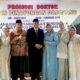 USAI meraih gelar doktor, Erwin Pinayungan Dasopang foto bersama isteri dan anak serta kedua orang tuanya. Waspada/Anum Saskia