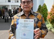 Terbaik Kategori Lembaga Pemerintahan, Setjen DPR Terima Digital Government Award