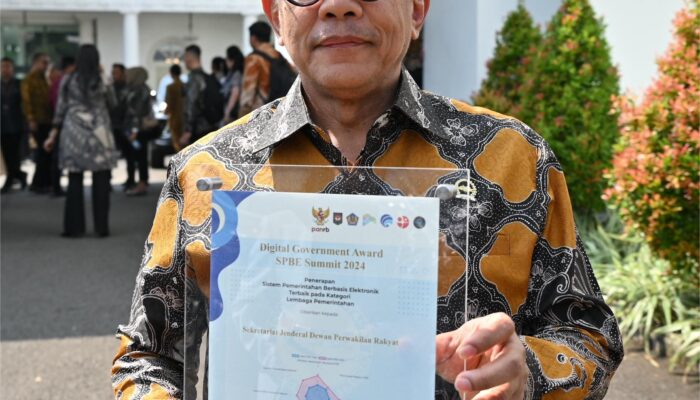 Terbaik Kategori Lembaga Pemerintahan, Setjen DPR Terima Digital Government Award