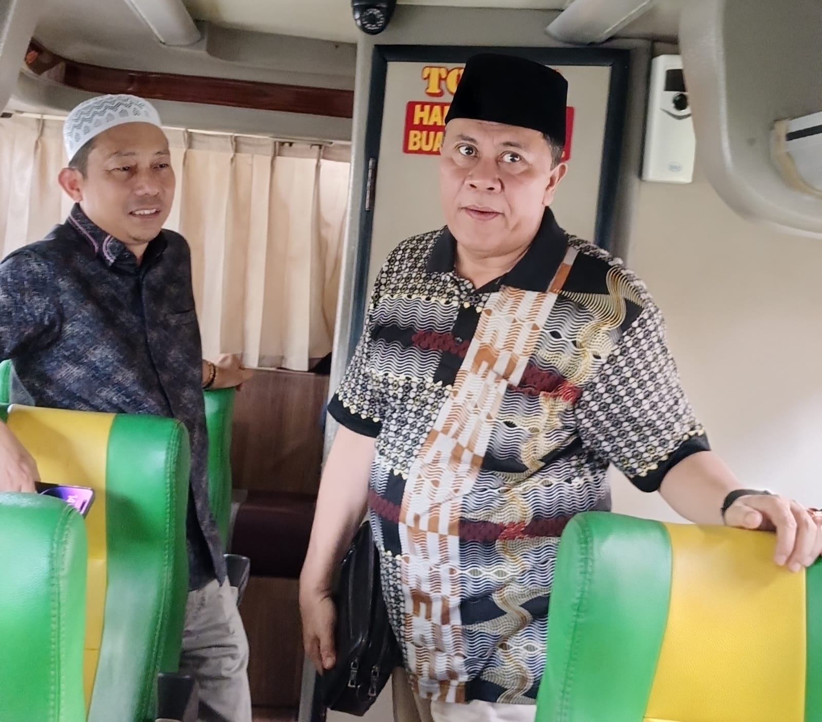 KAKANWIL Kemenagsu yang juga Ketua PPIH Embarkasi Medan, H Ahmad Qosbi SAg MM didampingi Kabid Haji dan Umroh selaku Sekretaris PPIH, Dr H Zulfan Efendi MSi,meninjau kesiapan bus pengantar Calhaj ke Bandara KNIA. Waspada/Anum Saskia