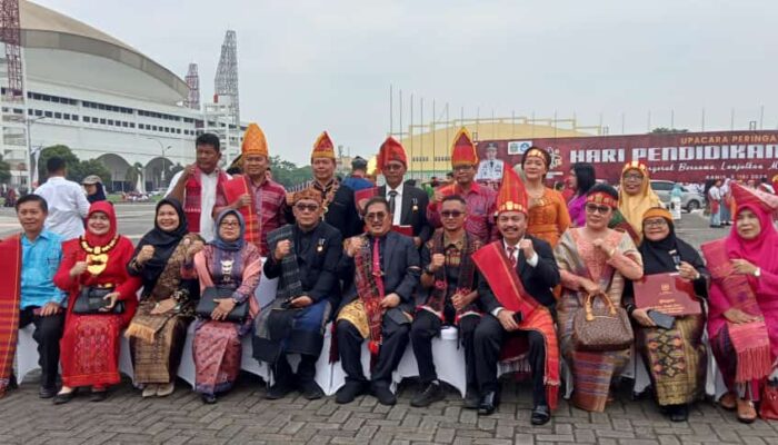 Hardiknas: Merdeka Belajar Lanjutkan 16 ASN Disdiksu Terima Satyalancana Karya Satya