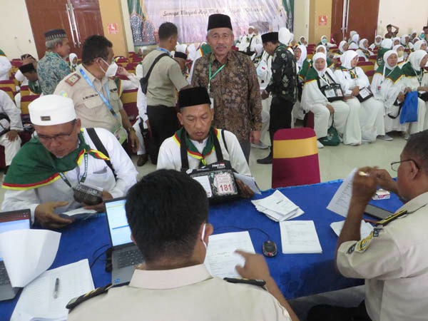 ASISTEN Pemerintahan dan Kesra Setda Pemprov Sumut Basarin Yunus Tanjung juga Plt. Kadis Kesehatan Sumut dan Wakil Koordinator Panitia Petugas Haji Embarkasi Medan memantau kedatangan jamaah calon haji Kloter 1 di Asrama Haji Medan, Minggu (12/5). Waspada/Surya Efendi
