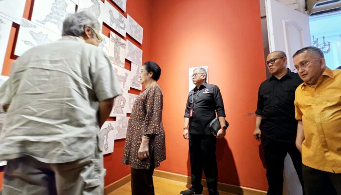 Megawati Sambangi Pameran Seni Rupa Karya Butet Kertaredjasa