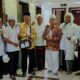 BERSAMA Calhaj Nurdin Amin memperlihatkan tumbler yang sangat berguna di Tanah Suci. Waspada/ist