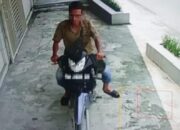 Modus Mau Shalat, Pencuri Kotak Infak Terekam CCTV