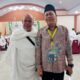PEMILIK KBIH Al-Hilal Munawaroh Lubuk Pakam H. Nihayah Rawi Nasir (kiri) foto bersama Ketua PPIH Embarkasi Medan Ahmad Qosbi Nasution, Sabtu (25/5) malam. Waspada/Ist