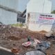 SEORANG pekerja melakukan penyemenan batu-batu di pelataran depan, dengan bagian belakang tertulis pemberitahuan Tanah Ini Milik Yuu Contempo Berdasarkan SHM No 5559 dan di bawah pengawasan Marco R Sibuea SH Law Office dan Bukan Milik Perumahan Contempo. Waspada/Partono Budy