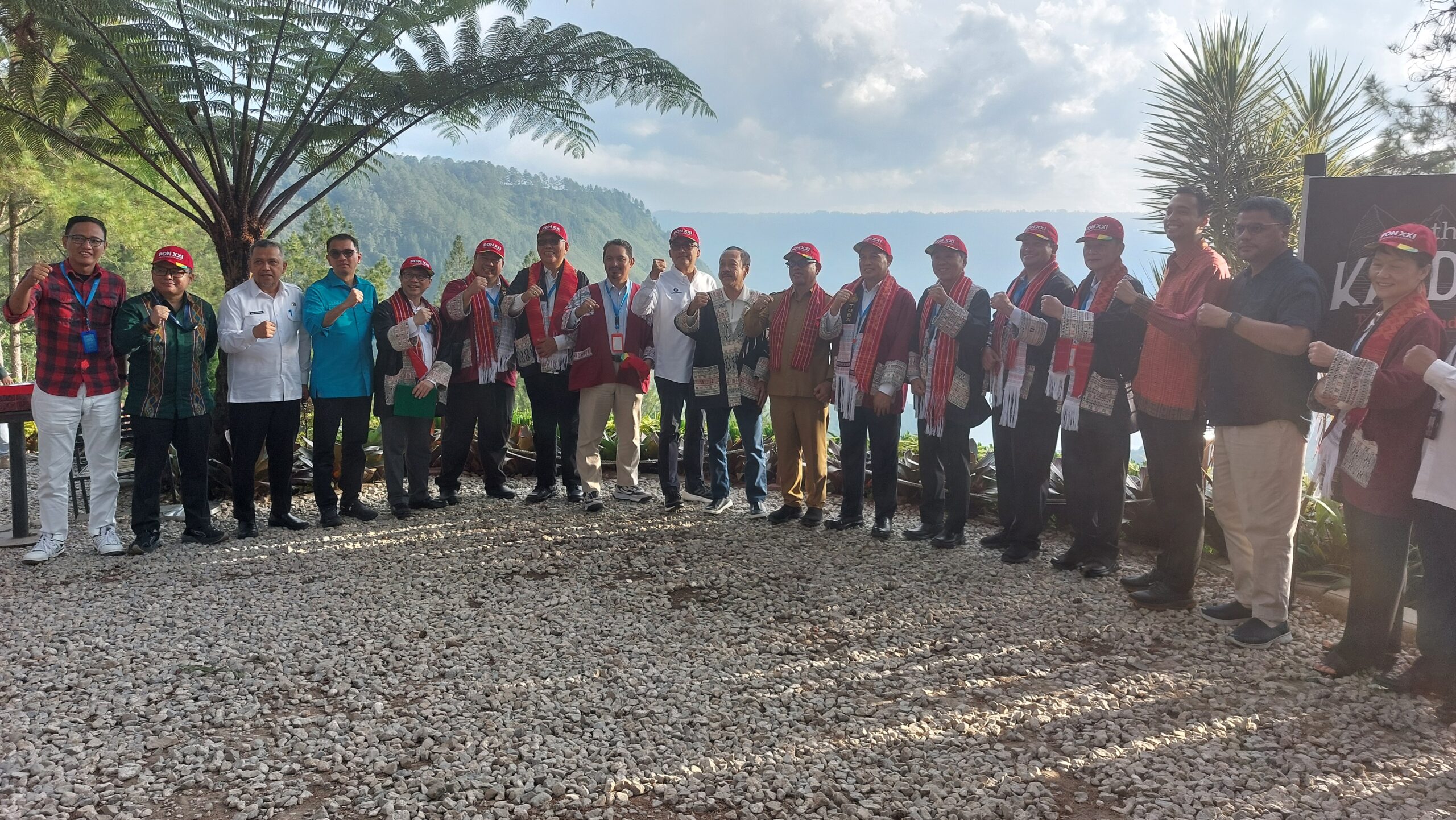 Sekda Provsu Arief Trinugroho, Kepala Kantor BI Perwakilan Sumut, IGP Wira Kusuma, Kepala Dinas Penanaman Modal dan Pelayanan Terpadu Satu Pintu Sumut, Faisal Arif Nasution, foto bersama para delegasi Konjen dan Konsul Kehormatan negara-negara sahabat di Sumut saat melakukan Site Visit di Toba Caldera Resort, Selasa (25/6).
