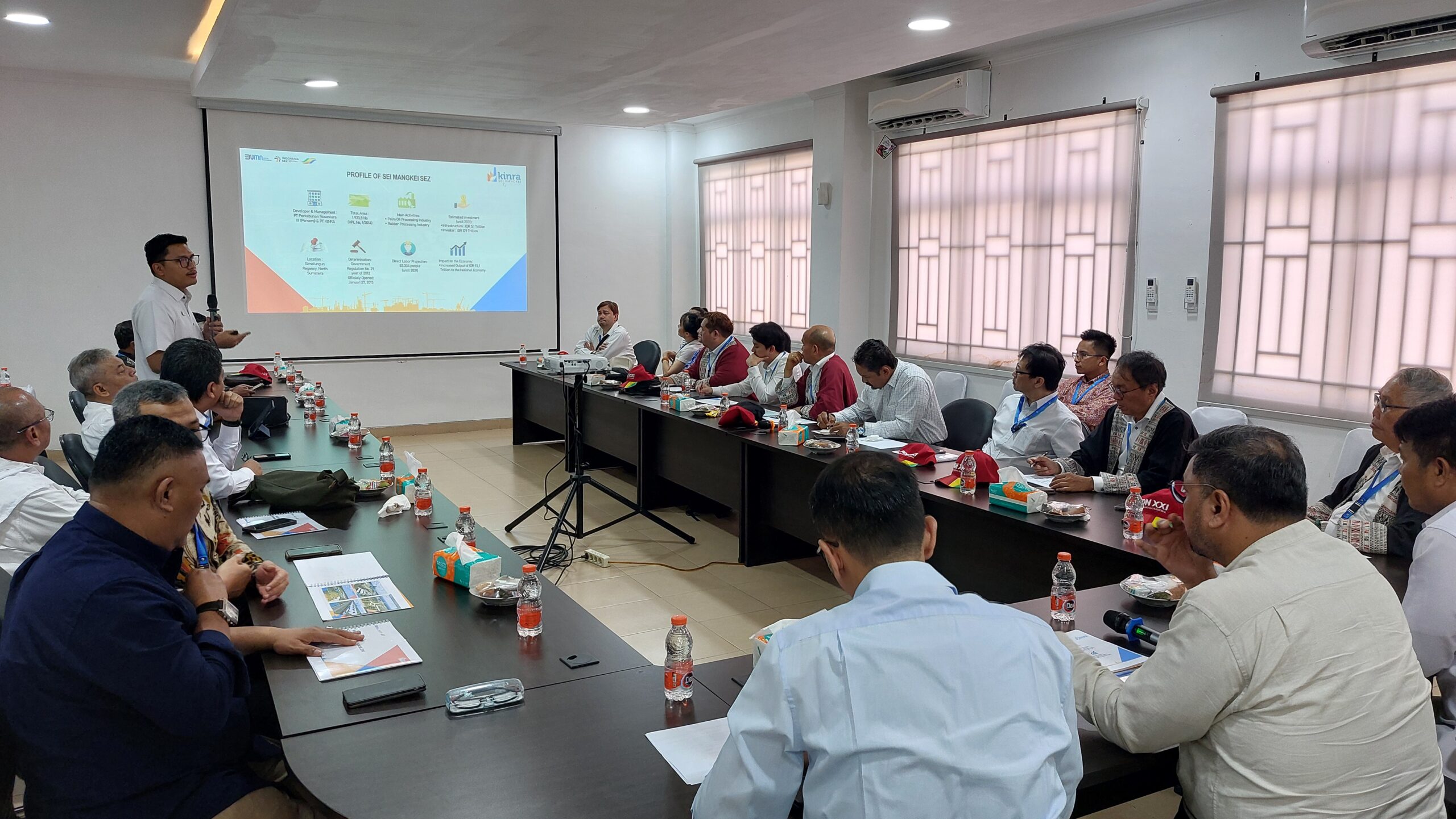 Rombongan Site Visit NSI yang terdiri dari Kadis DPMPTSP Sumut Faisal Nasution, bersama Kadis BAPPELITBANG Sumut Alfisyahriza, Deputi Kantor Perwakilan Bank Indonesia Sumut Yura Djalins, Plt. Direktur PT Kawasan Industri Nusantara (KINRA) VT Moses Situmorang, serta delegasi Konjen dan Konsul Kehormatan negara sahabat, saat berkunjung ke Kawasan Ekonomi Khusus (KEK) Sei Mangkei Kab. Simalungun, Rabu (26/6).