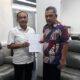 KEPALA Badan Perencanaan Pembangunan, Penelitian Dan Pengembangan (Bappelitbang) Daerah Provinsi Sumut, Alfi Syahriza (kanan) berfoto bersama Yosafati Waruwu yang juga Ketua Fraksi Nasdem DPRD Kabupaten Nias, di kantornya, Jl Diponegoro, Medan, Kamis (14/06/2024) sore. Waspada/Ist