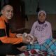 ZAMBIAH, warga Desa Jaring Halus, Kecamatan Secanggang, Kabupaten Langkat sabgat terharu bisa menikmati daging kurban Dompet Dhuafa Waspada. Waspada/Ist