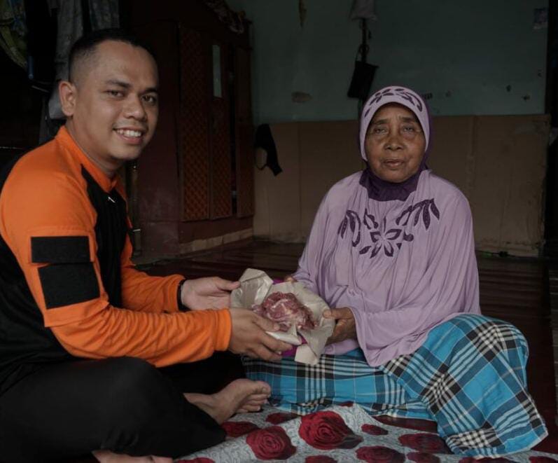 ZAMBIAH, warga Desa Jaring Halus, Kecamatan Secanggang, Kabupaten Langkat sabgat terharu bisa menikmati daging kurban Dompet Dhuafa Waspada. Waspada/Ist