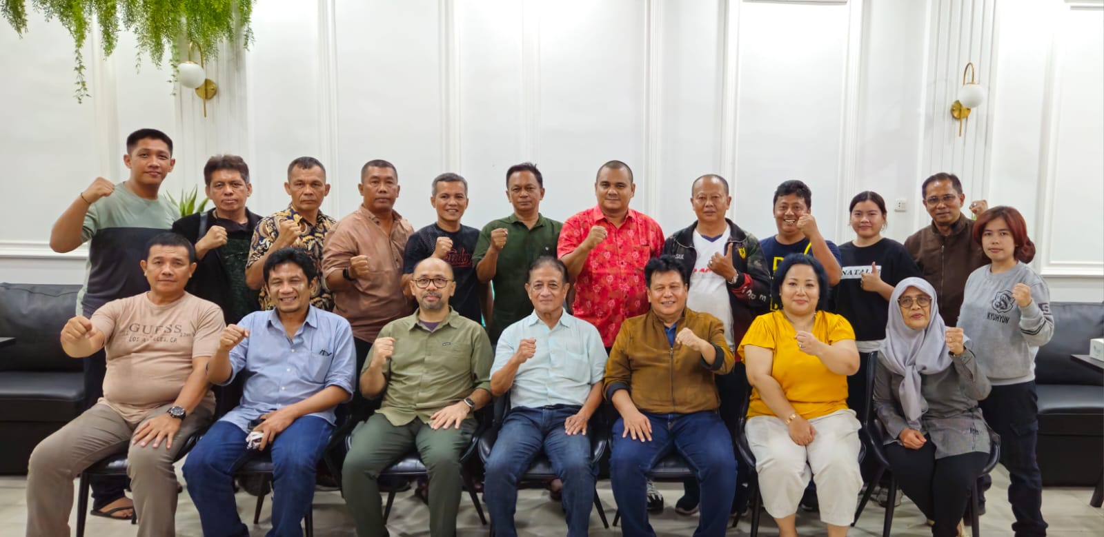 PEMATANGSIANTAR (Waspada): Tako Indonesia memberikan penghargaan Sabuk Hitam Kehormatan ke Barry Simorangkir dan bertekad mengawalnya jadi Gubernur Sumatera Utara yang akan maju pada Pilkada Serentak Kepala Daerah tahun 2024. Waspada/ist
