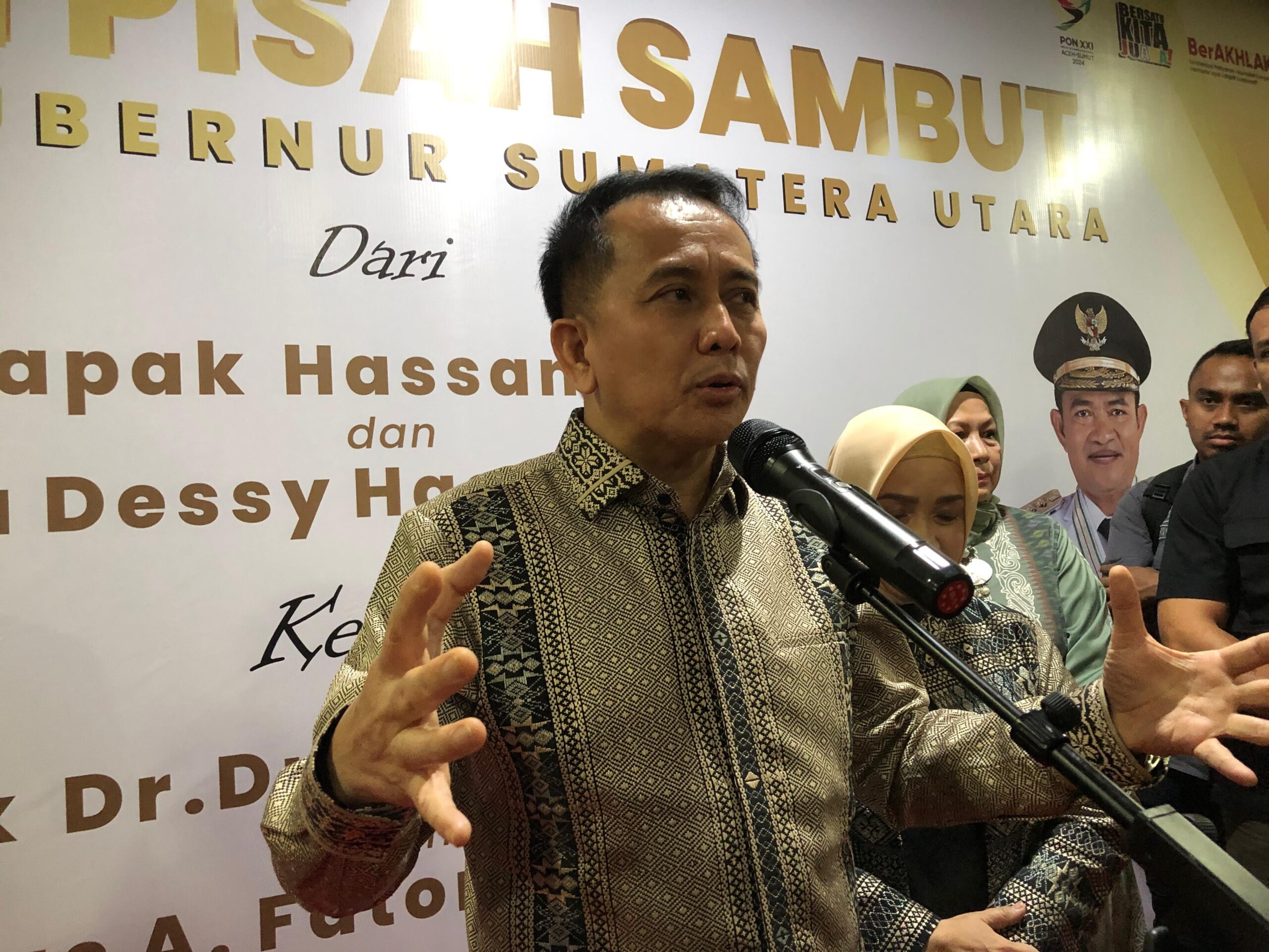 PJ. Gubsu Agus Fatoni, menjawab pertanyaan wartawan, usai mengikuti acara pisah sambut dengan Pj. Gubsu sebelumnya Hassanudin. Waspada/zul harahap