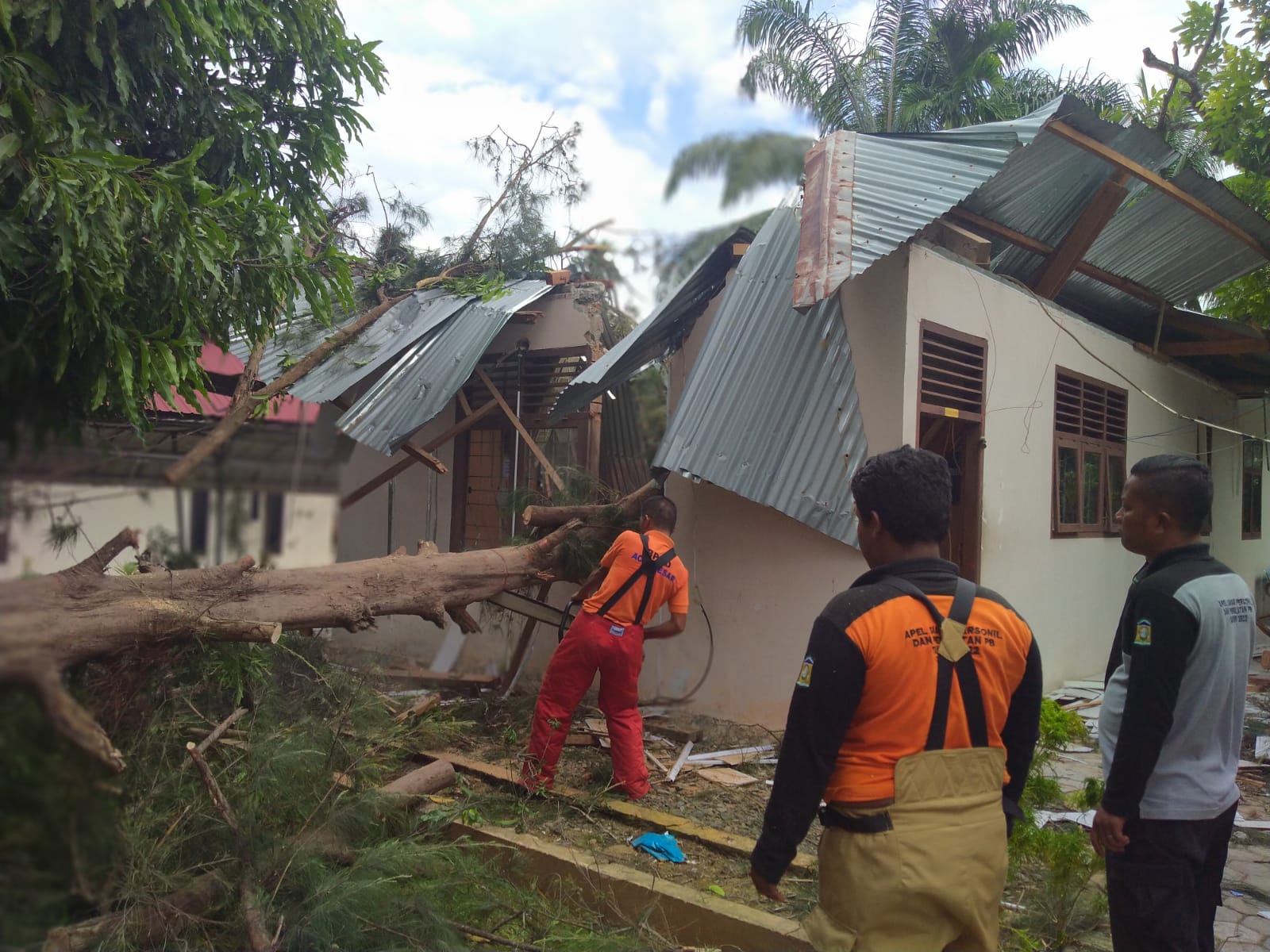 Angin Kencang Landa Aceh Besar, Pohon Tumbang Di Sejumlah Lokasi Angin Kencang Landa Aceh Besar, Pohon Tumbang Di Sejumlah Lokasi