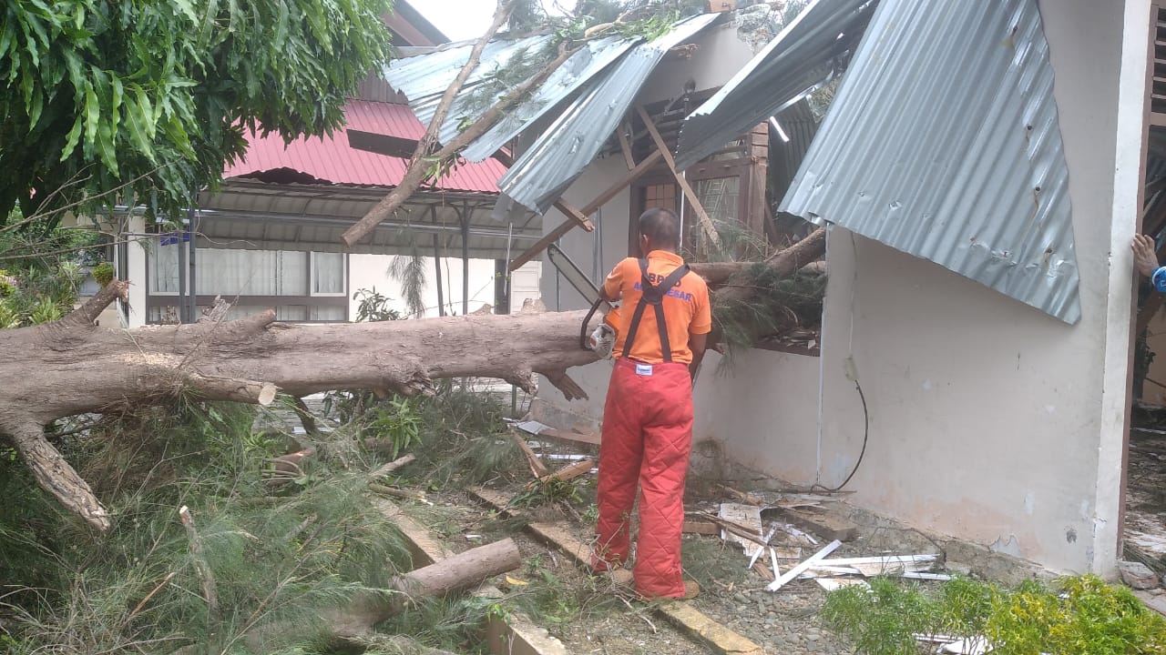 Angin Kencang Landa Aceh Besar, Pohon Tumbang Di Sejumlah Lokasi Angin Kencang Landa Aceh Besar, Pohon Tumbang Di Sejumlah Lokasi